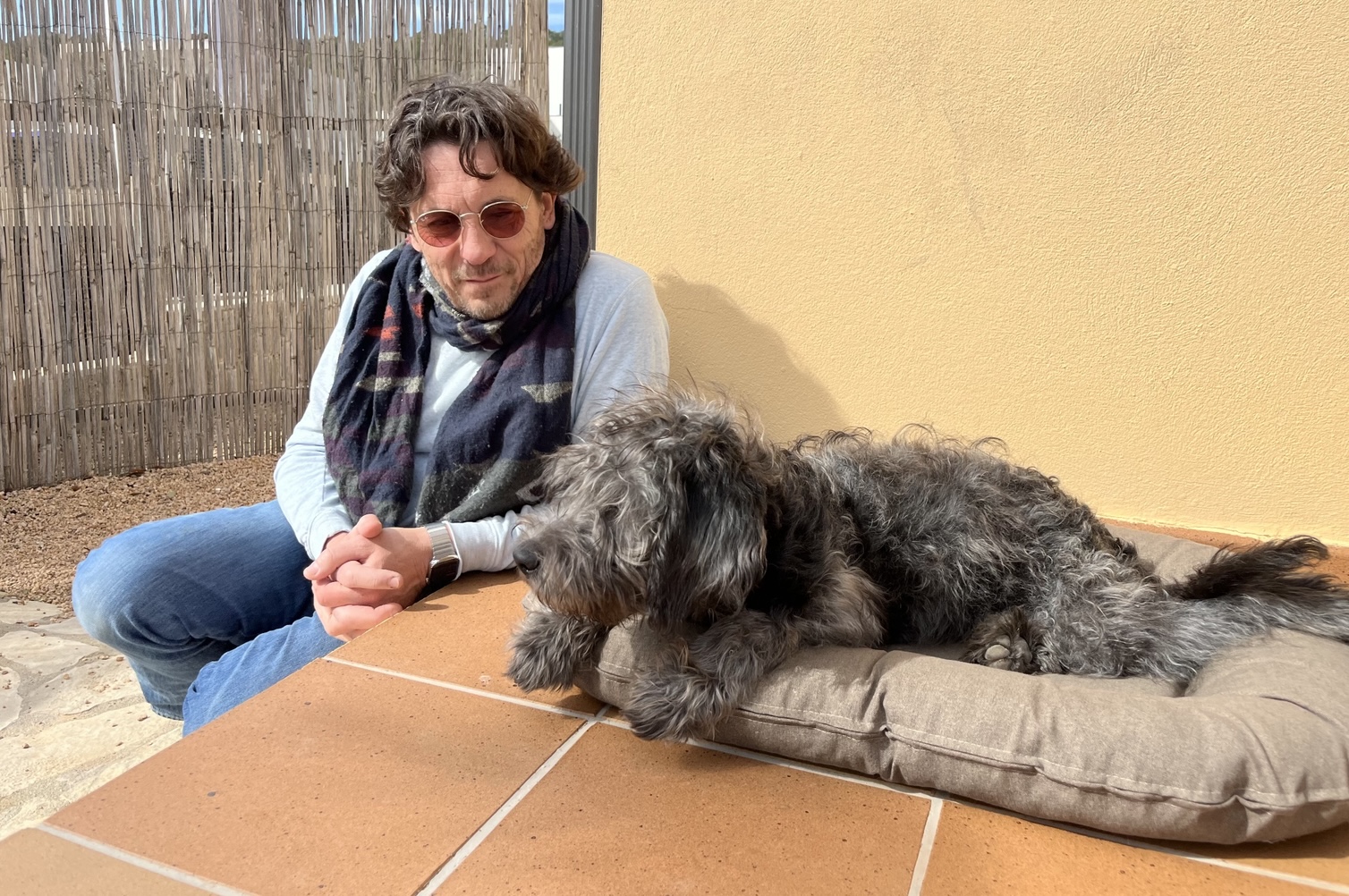 De oprichter van Words4.me met zijn hond